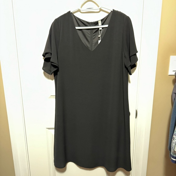 Black Lined V-Neck Bell Short Sleeve Shift Dress Size Medium - Picture 3 of 7